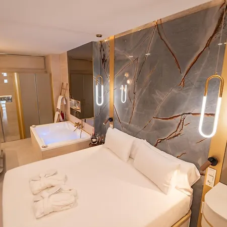 Mare Prive - Luxury Jacuzzi Suite, Carvajal Beach, By Alohamalaga * Fuengirola